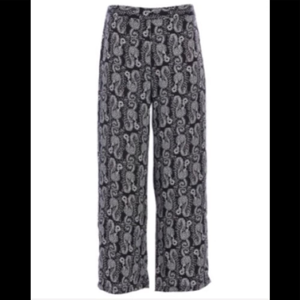 Black & White light, flowy pants
